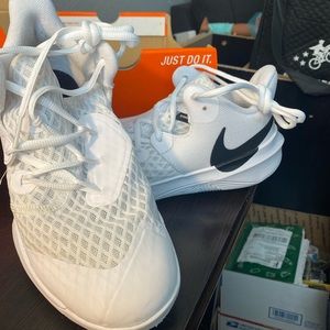 Women’s Nike Zoom Hyperspeed court size 8